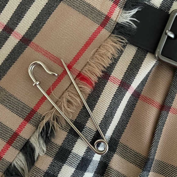 Burberry plaid wool mini skirt with leather buckles and original pin US size 6 - Picture 7 of 8